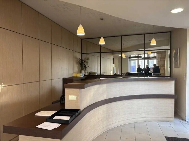 Office in Bordeaux for sale - Lobby - Image 3 of 9