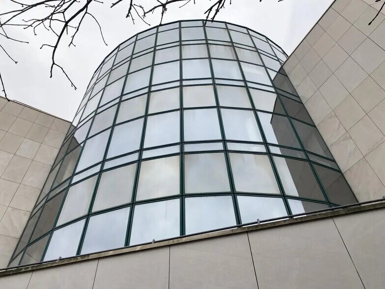 Office in Melun for lease - Building Photo - Image 1 of 7