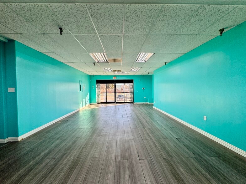 10679 Harry Hines Blvd, Dallas, TX for lease - Interior Photo - Image 3 of 7