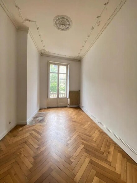 Office in Bordeaux for lease - Interior Photo - Image 2 of 9