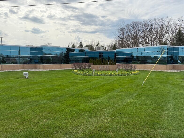 8235 N Holly Rd, Grand Blanc, MI for lease - Building Photo - Image 1 of 18