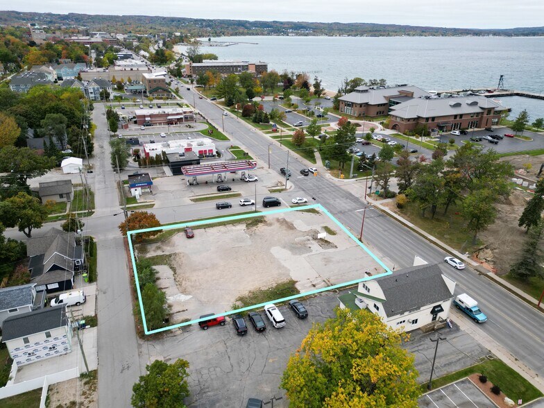 802 E Front St, Traverse City, MI for sale - Building Photo - Image 1 of 1