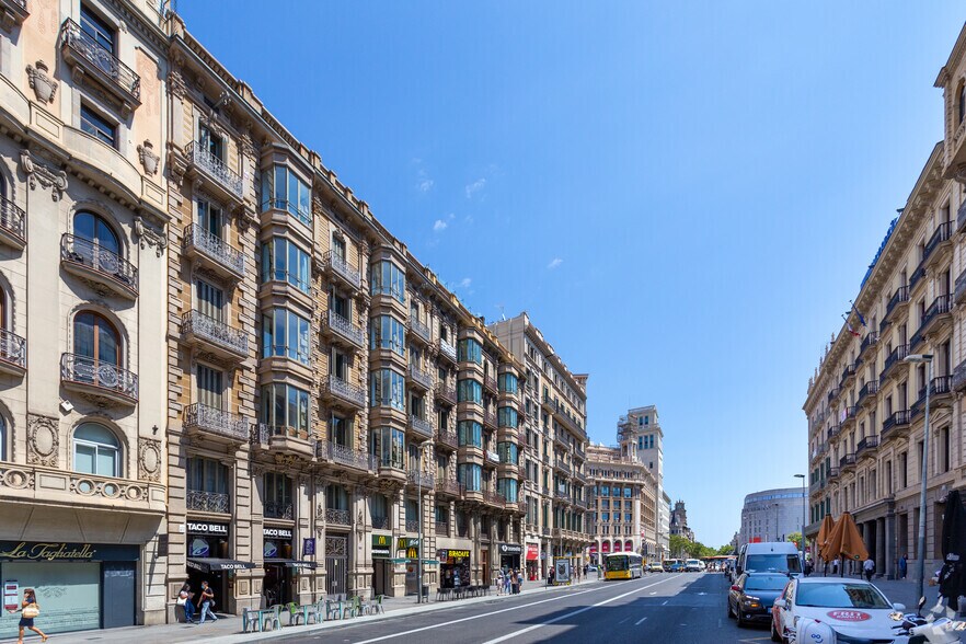 Office in Barcelona, Barcelona for lease - Building Photo - Image 2 of 2