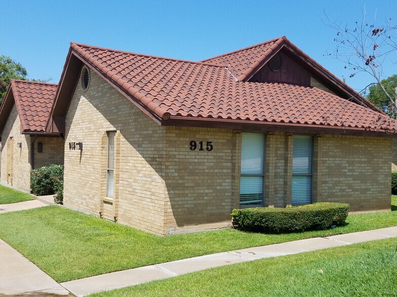 915 E Hubbard St, Mineral Wells, TX 76067 Creighton Trust Building