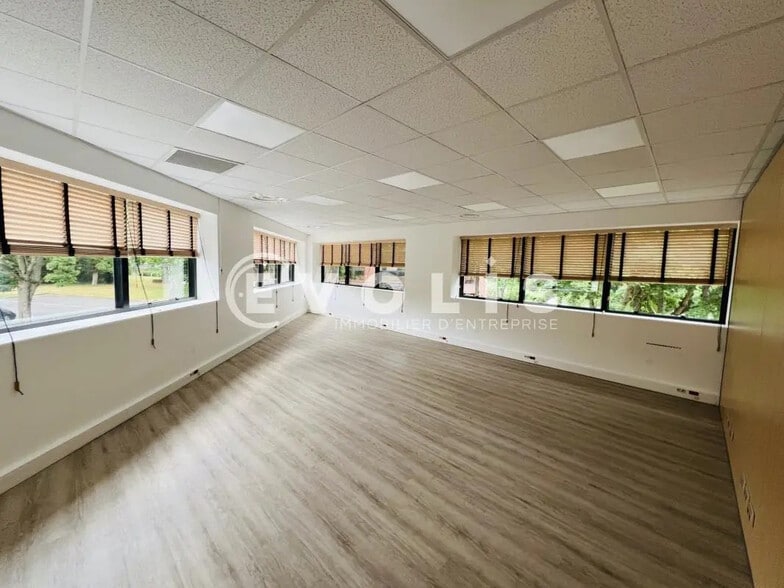 Office in Champs-sur-Marne for lease - Interior Photo - Image 2 of 9