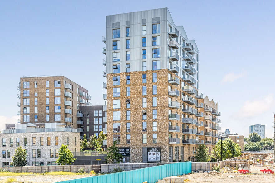 27 Waterline Way, London for sale - Primary Photo - Image 1 of 3