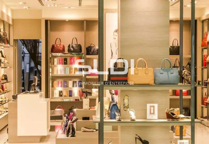 Retail in Lyon for lease - Building Photo - Image 1 of 7