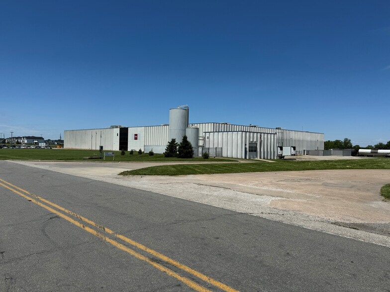 400 Prairie Village Dr, New Century, KS for sale - Building Photo - Image 1 of 6