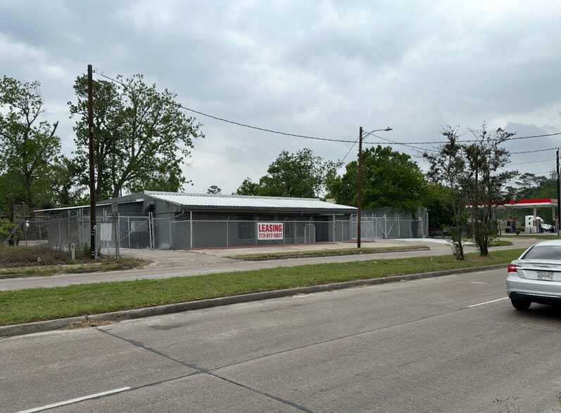 7001 Weaver Rd, Houston, TX for lease - Building Photo - Image 1 of 17