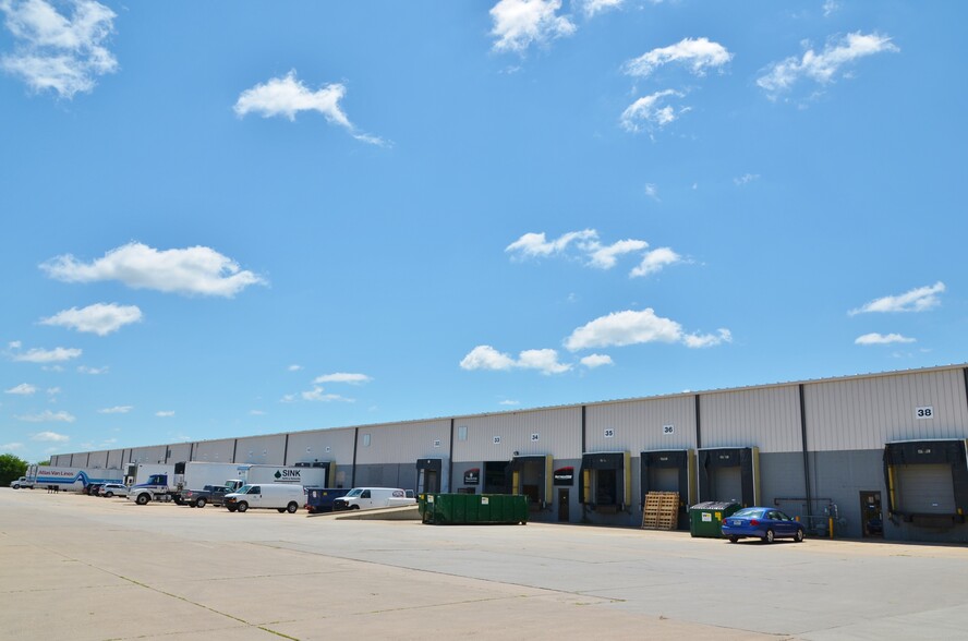 10400-10440 Hickman Rd, Clive, IA for lease - Building Photo - Image 1 of 2