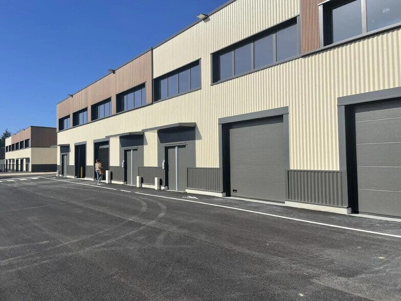 Flex in Marcoussis for lease - Building Photo - Image 1 of 12