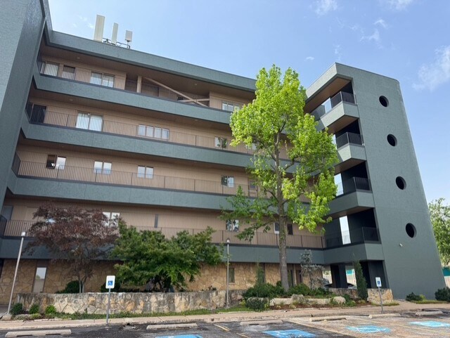 2801 Parklawn Dr, Midwest City, OK for lease - Building Photo - Image 1 of 40