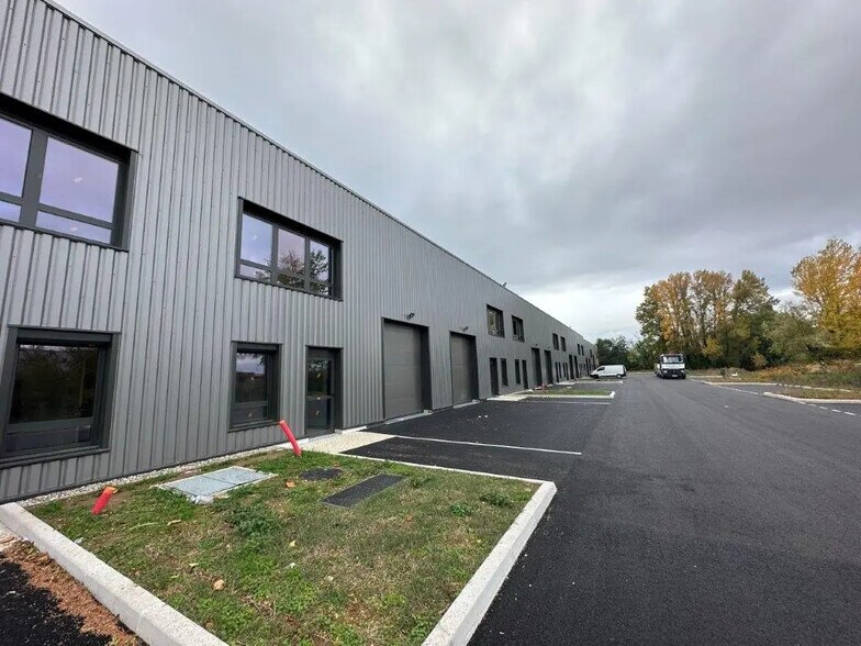 Flex in Bourgoin-Jallieu for lease - Building Photo - Image 1 of 7