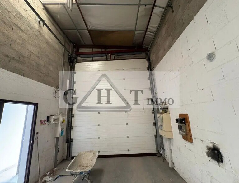 Industrial in Vaux-le-Pénil for lease - Interior Photo - Image 2 of 6