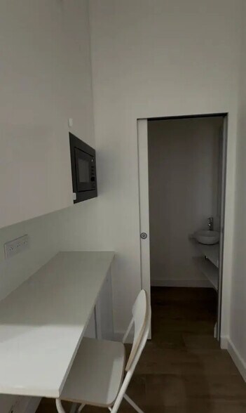 Retail in Paris for lease - Building Photo - Image 2 of 5