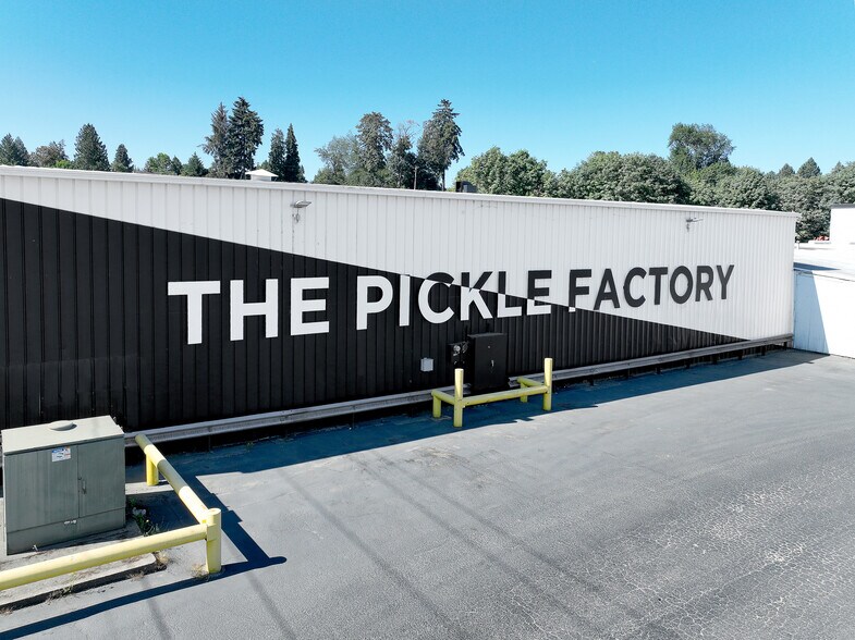 866-900 N Columbia Blvd, Portland, OR for sale - Primary Photo - Image 1 of 3