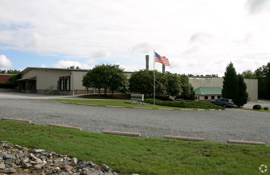 100 E Newberry Ave, Liberty, NC for lease - Building Photo - Image 2 of 46