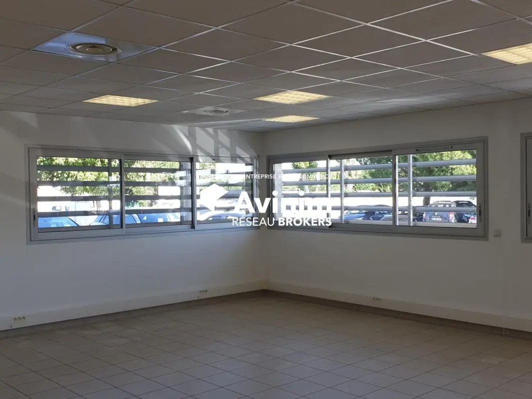 Office in Lunel for lease Interior Photo- Image 1 of 6