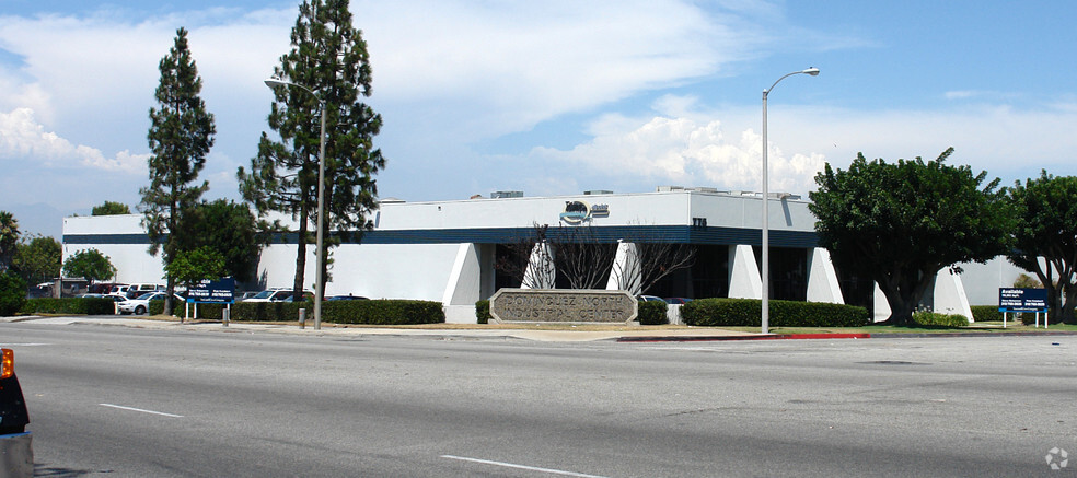 425 W Apra St, Compton, CA for lease - Building Photo - Image 2 of 5