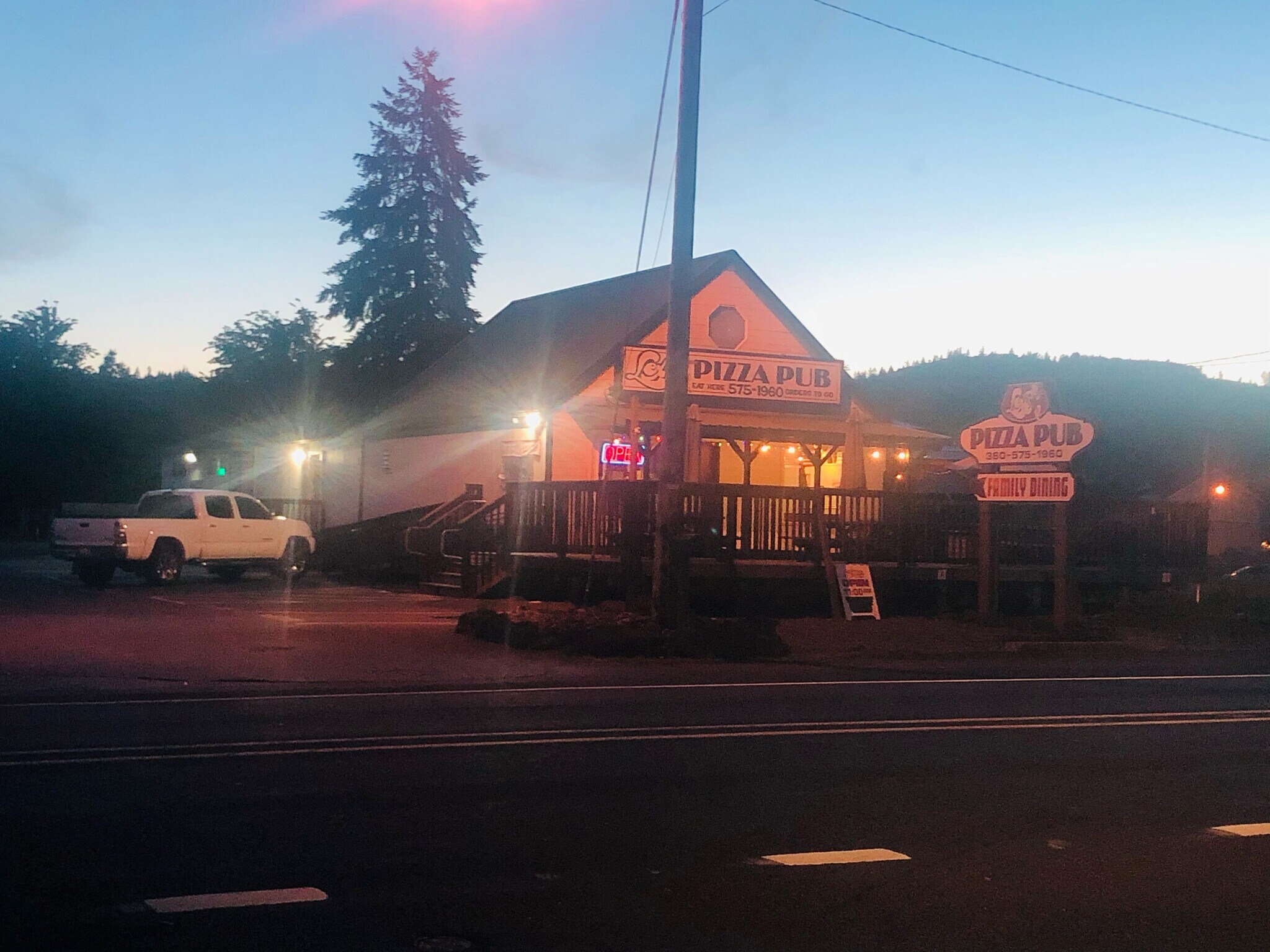 Lexi's Pizza Pub Duplex/Restaurant Kelso, WA for Sale