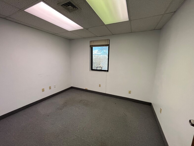 27 Hospital Ave, Danbury, CT for lease - Interior Photo - Image 2 of 6