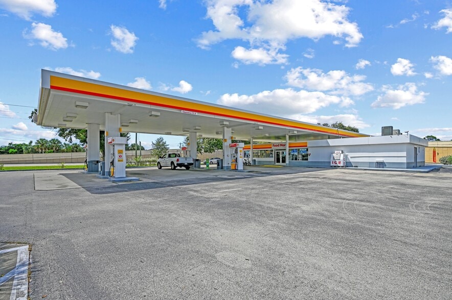 8130 Gladiolus Dr, Fort Myers, FL for sale - Building Photo - Image 3 of 9