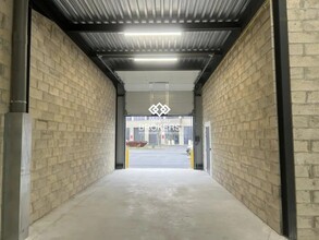 Flex in Saint-Pierre-du-Perray for lease Interior Photo- Image 1 of 6