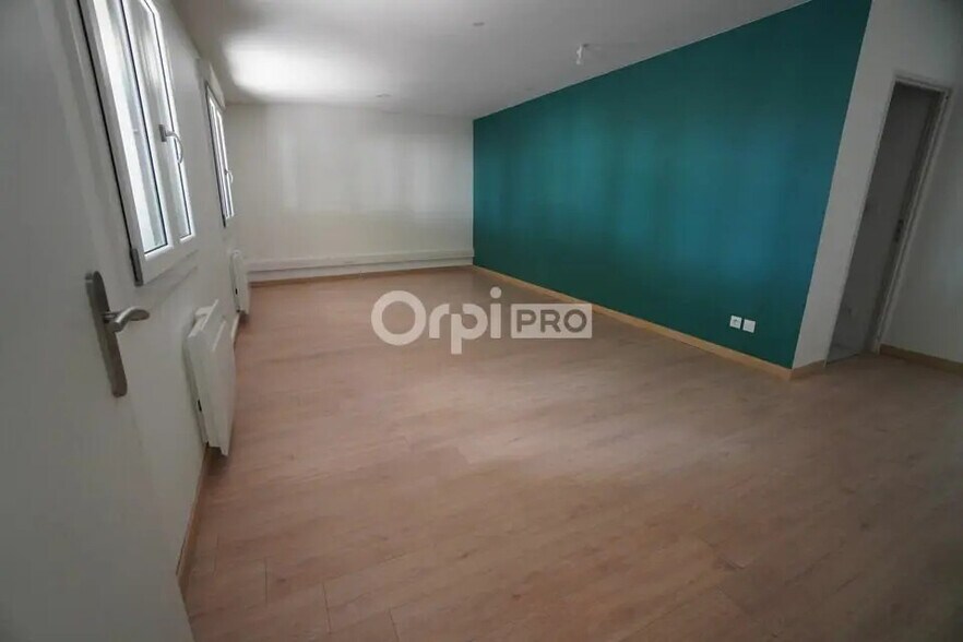 Office in Quetigny for lease - Building Photo - Image 3 of 4