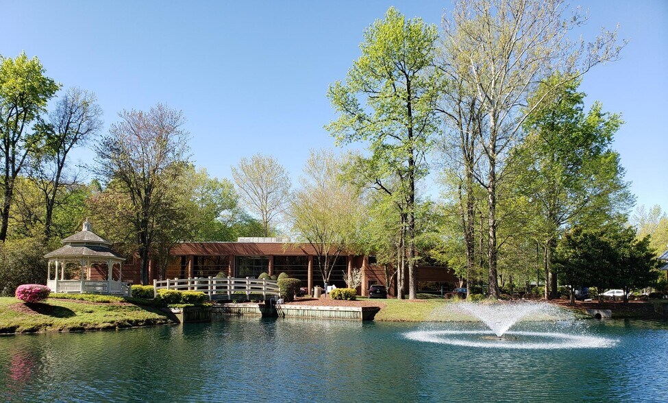 6 Manhattan Sq, Hampton, VA for sale - Building Photo - Image 2 of 9