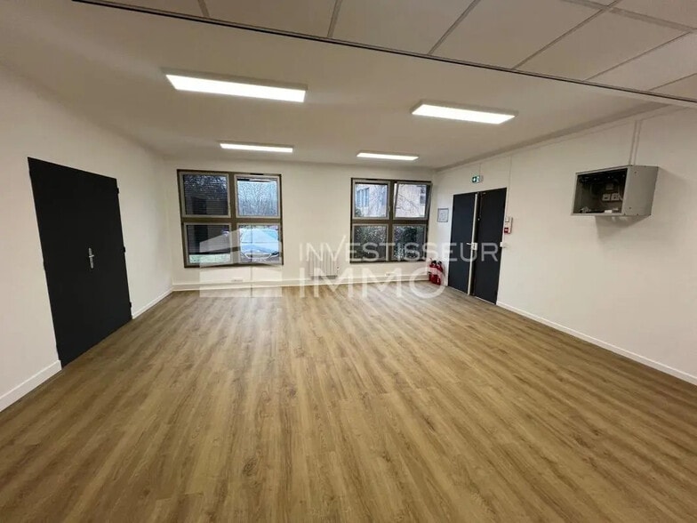 Office in Torcy for lease - Interior Photo - Image 3 of 4