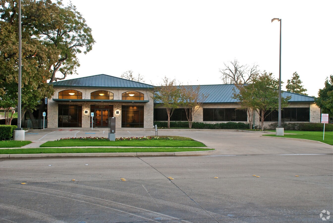 4201 Bridgeview Dr, Fort Worth, TX 76109