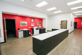 7707 National Tpke, Louisville, KY for lease Interior Photo- Image 2 of 24