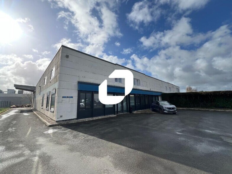 Office in Fretin for lease - Building Photo - Image 1 of 10