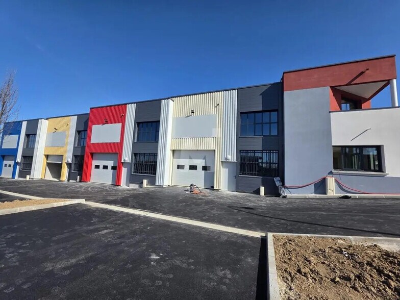 Flex in Ormoy for lease - Building Photo - Image 2 of 12