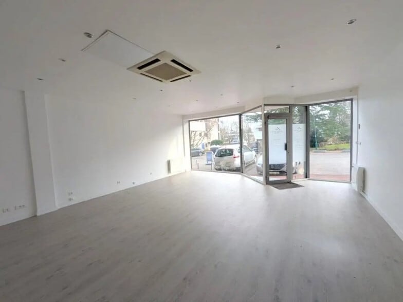 Résidence Du Parc Du Chateau, Louveciennes for lease - Interior Photo - Image 1 of 9