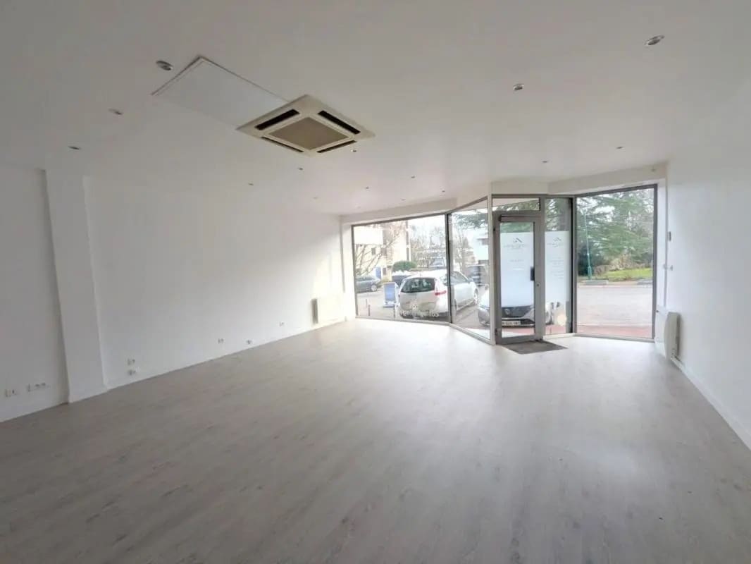 Résidence Du Parc Du Chateau, Louveciennes for lease Interior Photo- Image 1 of 10