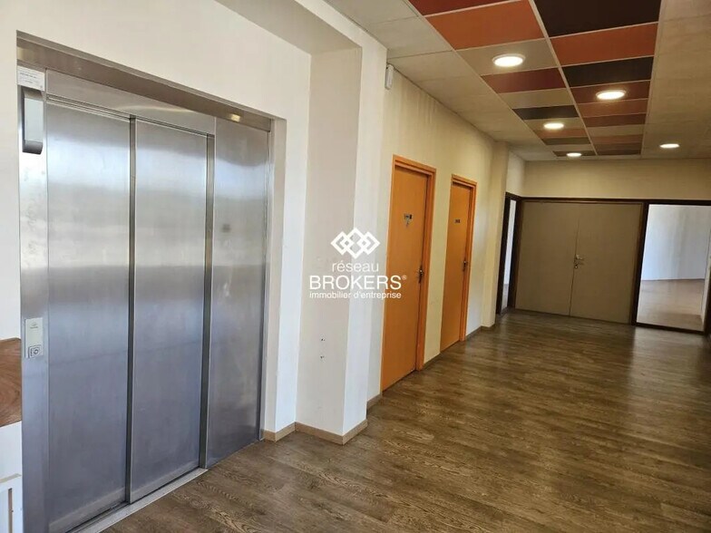 Retail in Bourg-en-Bresse for lease - Interior Photo - Image 1 of 9