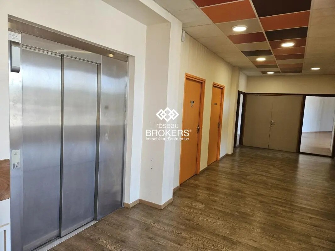 Retail in Bourg-en-Bresse for lease Interior Photo- Image 1 of 10