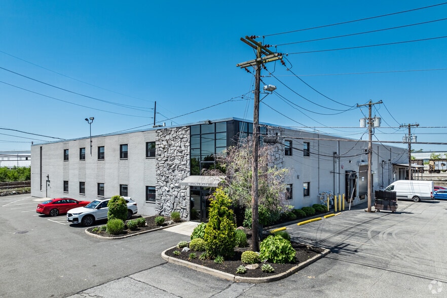 62-90 Alpha Plz, Hicksville, NY for lease - Primary Photo - Image 1 of 3