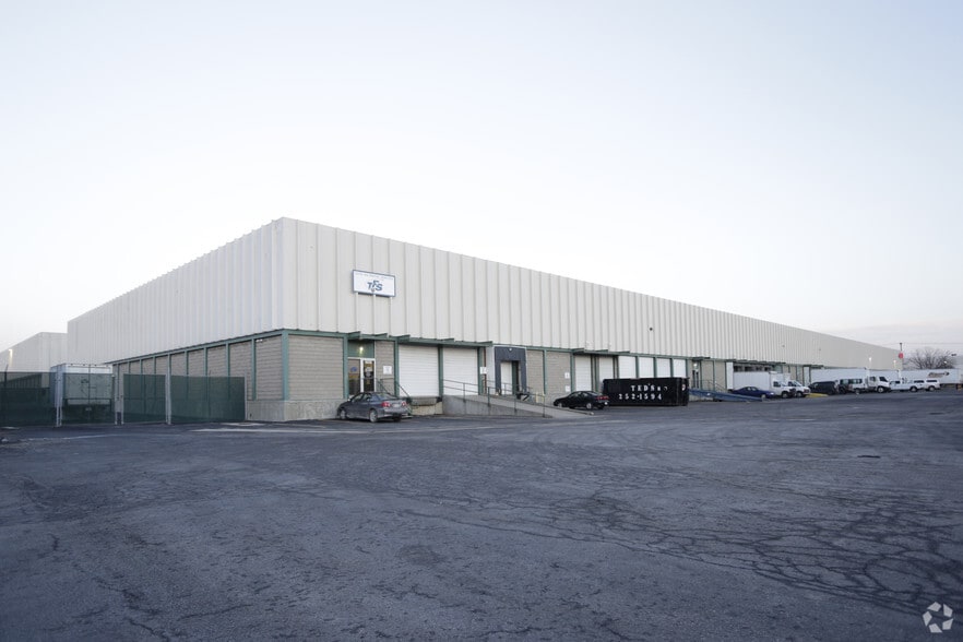 1502-1548 Gentry St, North Kansas City, MO for lease - Building Photo - Image 1 of 4