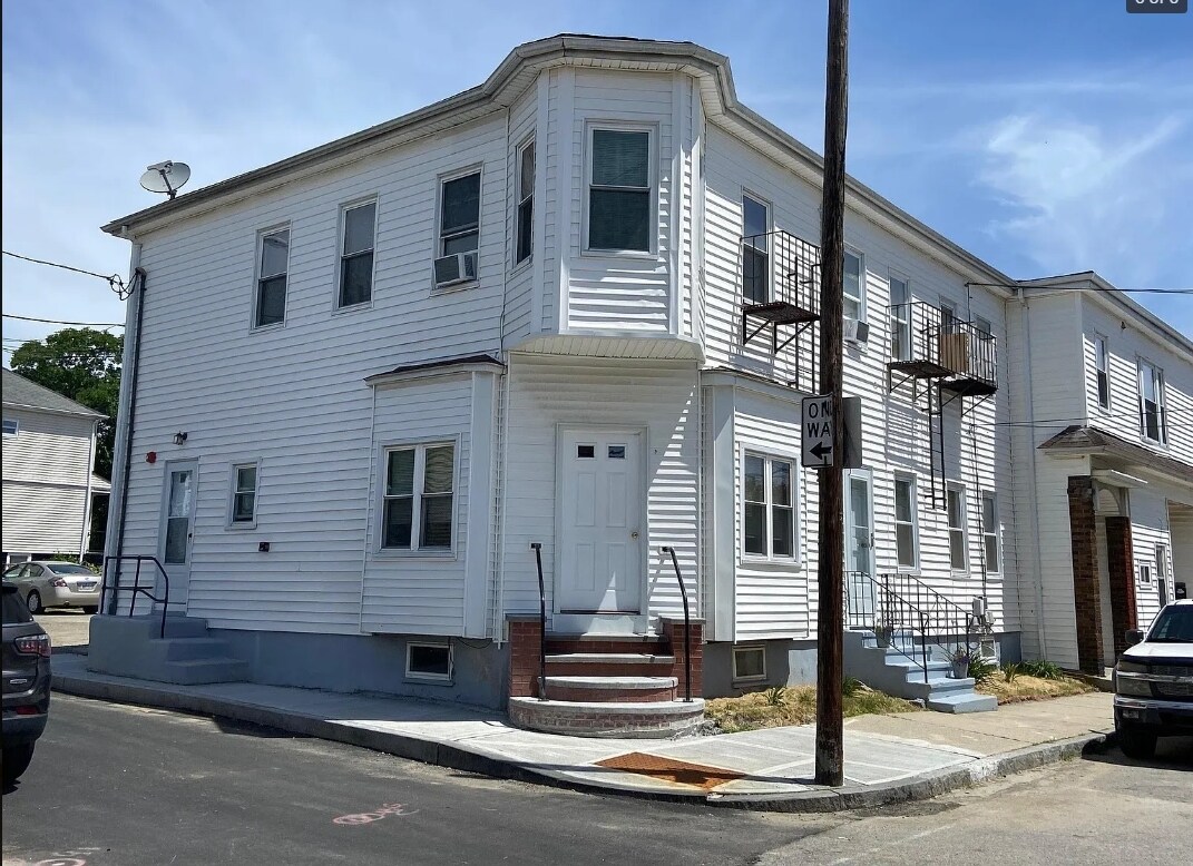 213 State St, Bristol, RI for sale Primary Photo- Image 1 of 1
