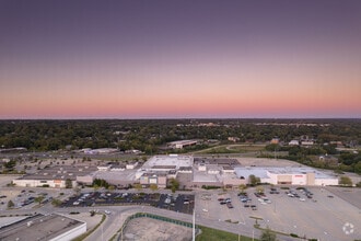 2200 W War Memorial Dr, Peoria, IL - AERIAL map view