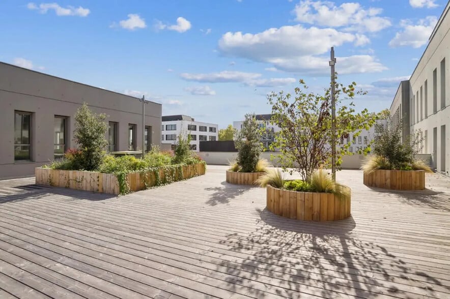 Office in Villeurbanne for lease - Building Photo - Image 2 of 17