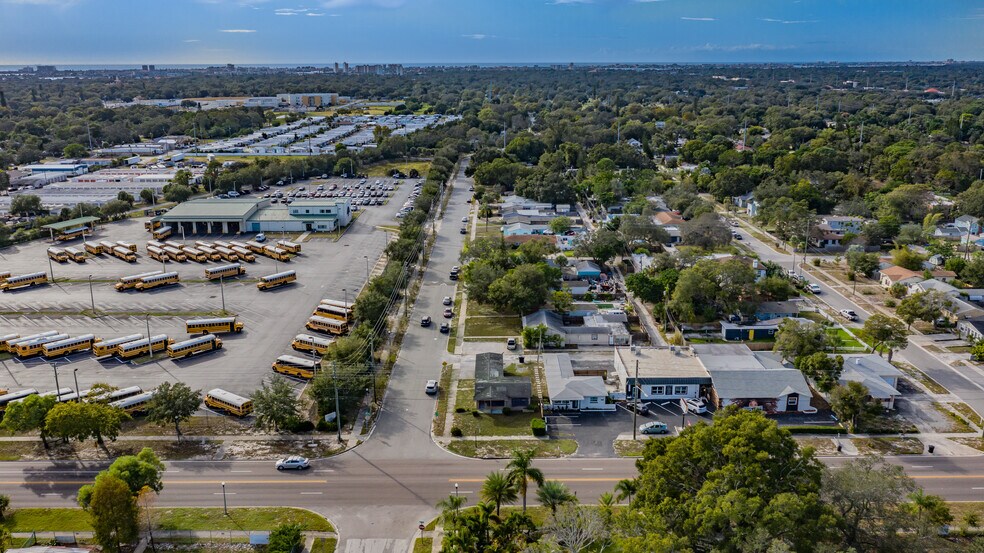 563 49th St S, Saint Petersburg, FL for sale - Building Photo - Image 3 of 32