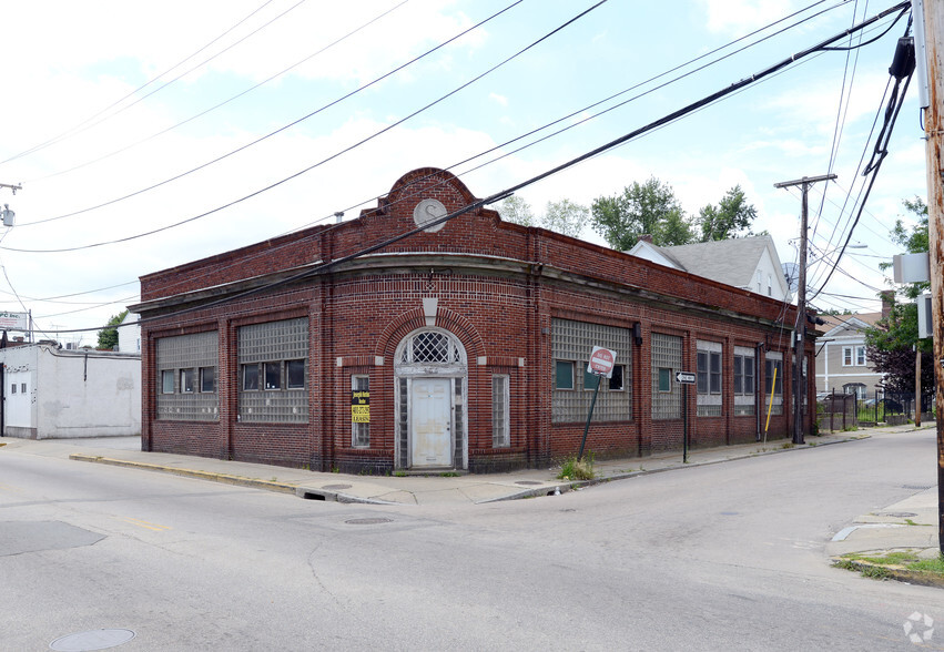 464 Broad St, Central Falls, RI for sale - Primary Photo - Image 1 of 1