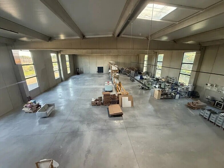 Industrial in Saint-Estève-Janson for lease - Interior Photo - Image 2 of 4