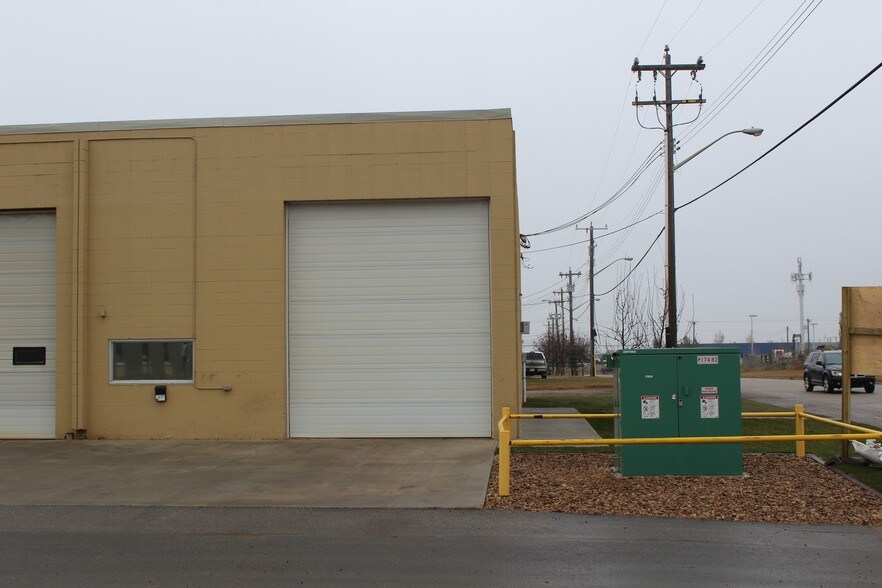 7402-7420 52 St NW, Edmonton, AB for sale - Building Photo - Image 2 of 4