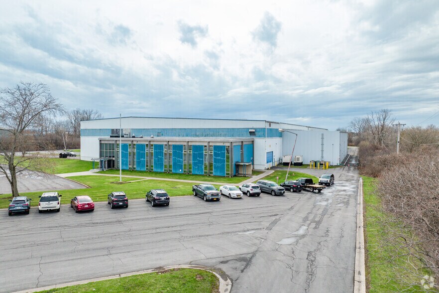 7643 Edgecomb Dr, Liverpool, NY for sale - Primary Photo - Image 1 of 1