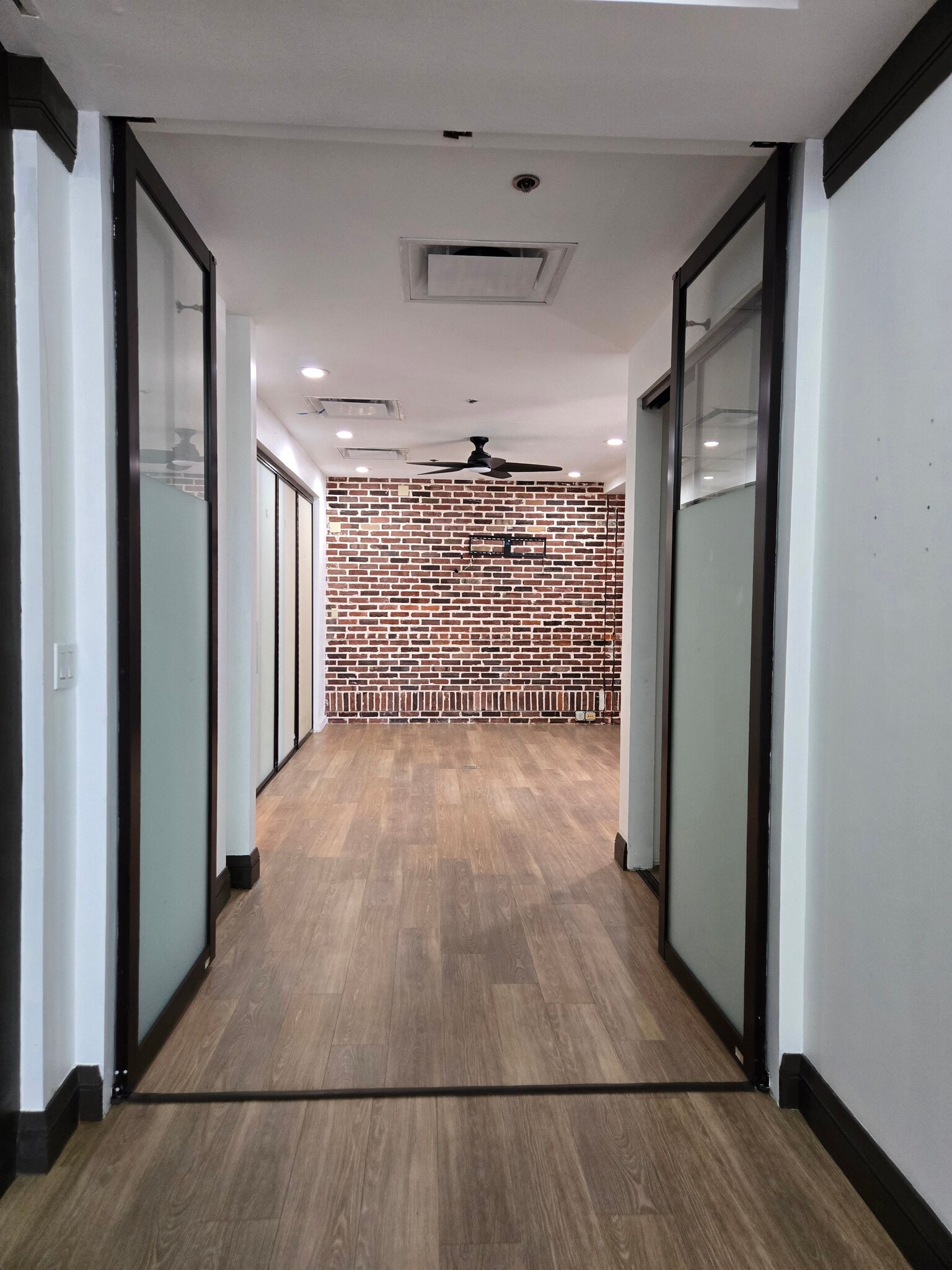 240 1st Ave S, Saint Petersburg, FL for sale Interior Photo- Image 1 of 16