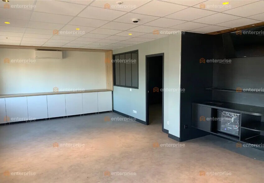 Flex in Noyelles-lès-Seclin for lease - Interior Photo - Image 2 of 8